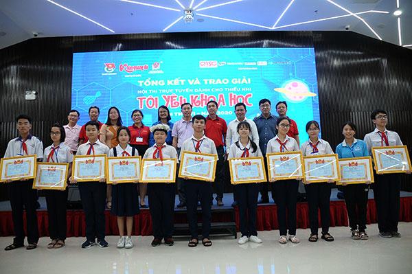 Hình 1: 11 thí sinh xuất sắc nhất Hội thi Tôi yêu khoa học năm 2020 chụp ảnh cùng đại diện Ban tổ chức, đơn vị đồng hành và các đại biểu.