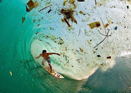 Lướt trên con sóng cuốn đầy rác ở Java, Indonesia - hòn đảo đông dân nhất thế giới.