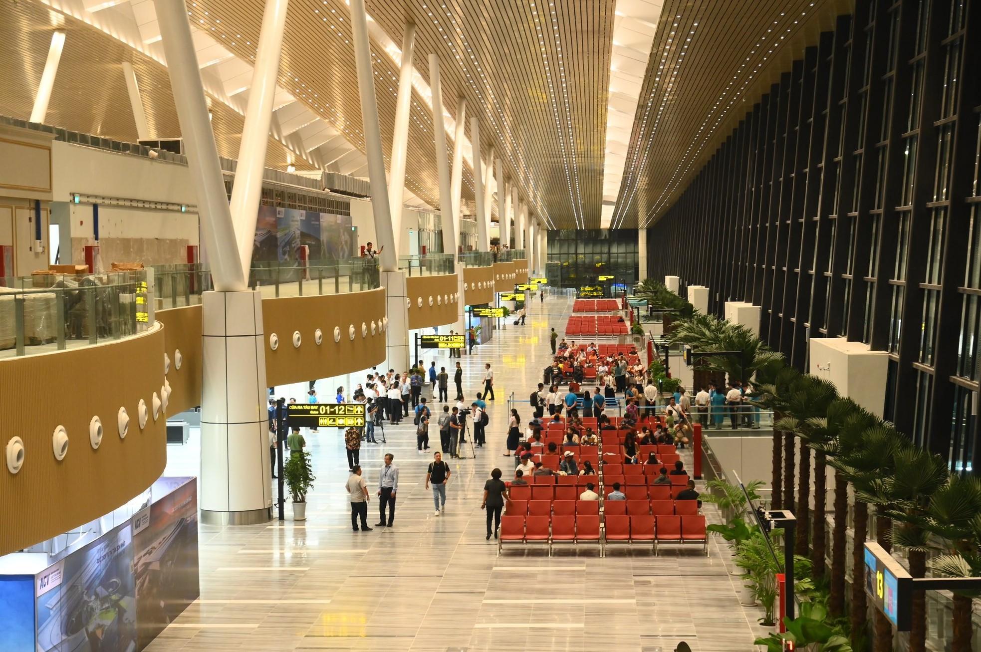 Hình ảnh nhà ga T3 Tân Sơn Nhất đón hành khách đi chuyến bay đầu tiên ảnh 1