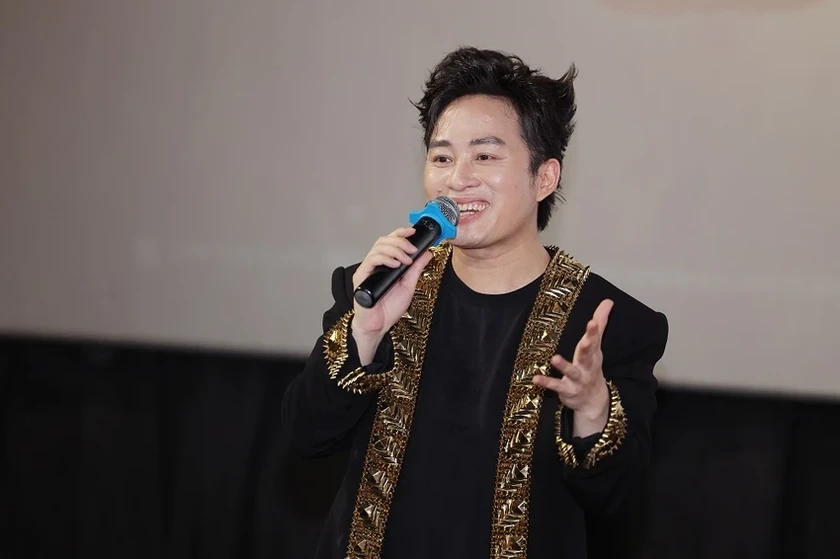 Ca sĩ Tùng Dương gửi món quà đặc biệt để tôn vinh những người phụ nữ Việt Nam. (ảnh Hòa Nguyễn)