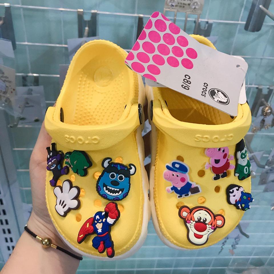dep crocs tre em vang de trang