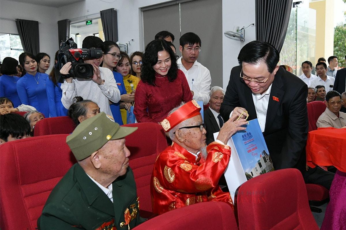 Chủ tịch Quốc hội Vương Đình Huệ dự Lễ đón nhận Huân chương Lao động hạng Ba của xã Nghi Xuân, Nghệ An