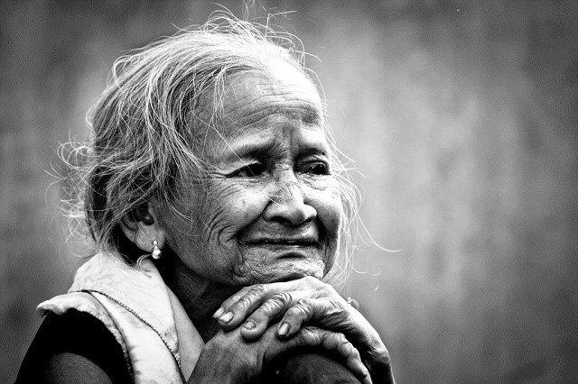 Bài thơ Ngồi buồn nhớ mẹ ta xưa đọc hiểu