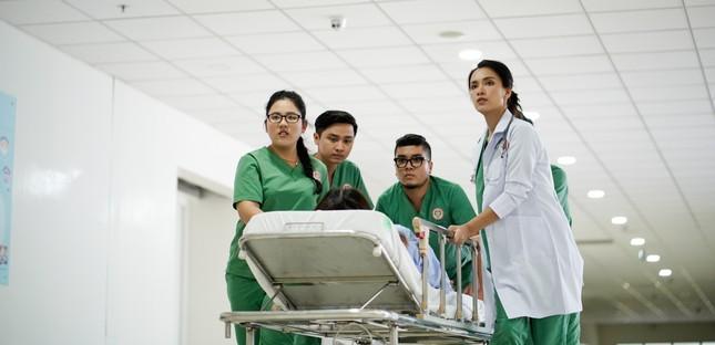 Ái Phương gây ngạc nhiên với hình ảnh nữ bác sĩ lạnh lùng trong MV mới ảnh 1