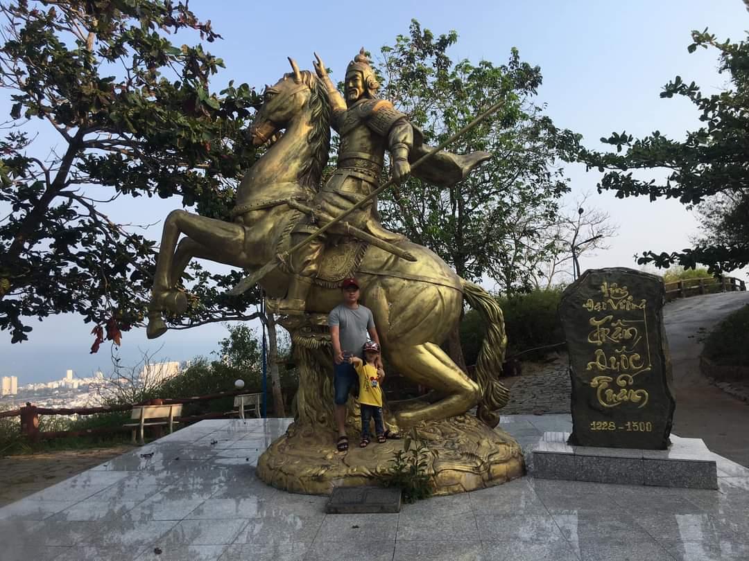 Tượng Hưng Đạo đại vương Trần Quốc Tuấn cưỡi ngựa không sao chép Quan Vân Trường