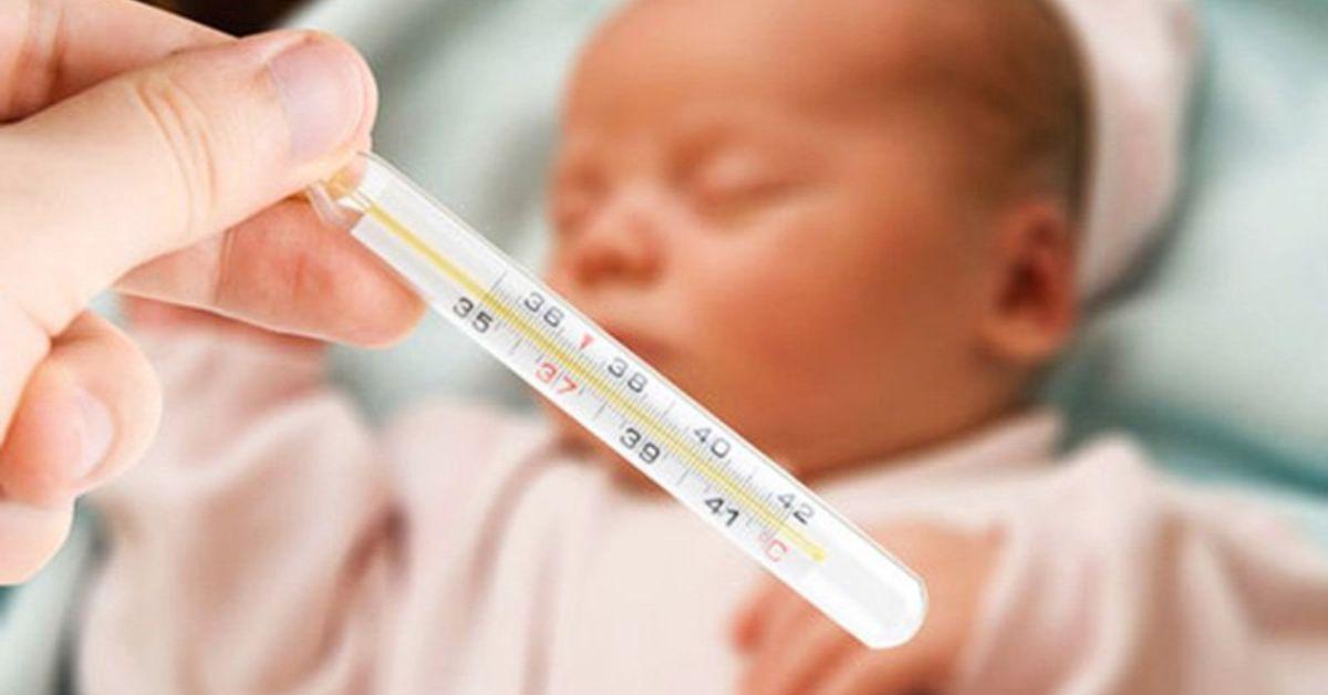 Trẻ sốt 38 độ được coi là sốt nhẹ, do đó bố mẹ chưa cần dùng thuốc hạ sốt cho trẻ