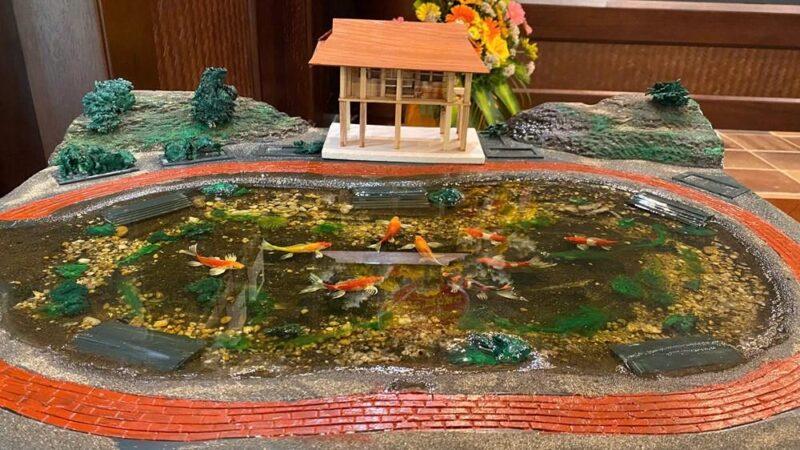 Tranh vẽ các em thiếu nhi đại diện tặng hoa cho Bác Hồ trong một dịp lễ trang trọng