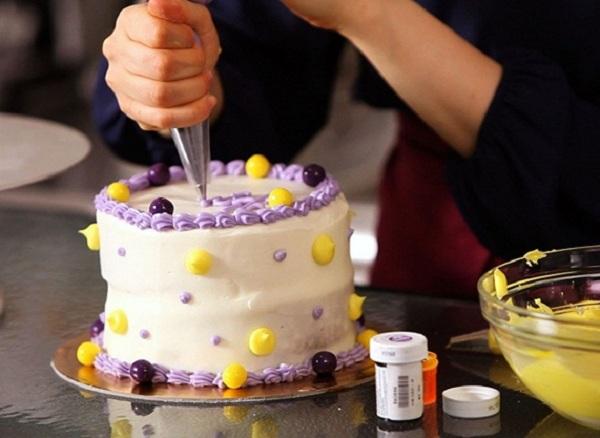Kỹ thuật viết chữ lên bánh kem
