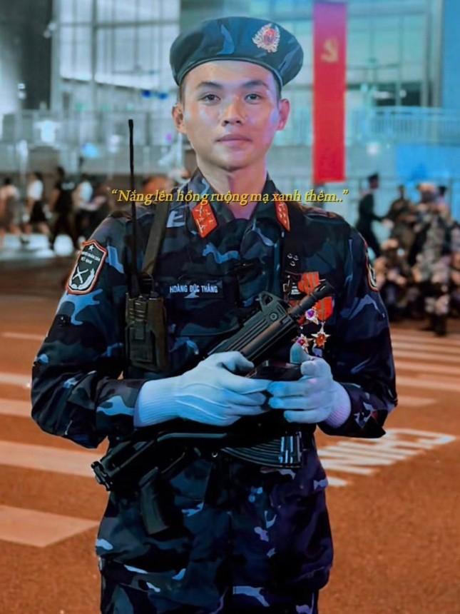 Hình ảnh chàng trai cô gái tham gia diễu binh 30/4