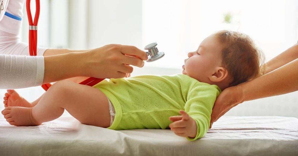 Trẻ bị sốt cao co giật cần được thăm khám với bác sĩ chuyên khoa
