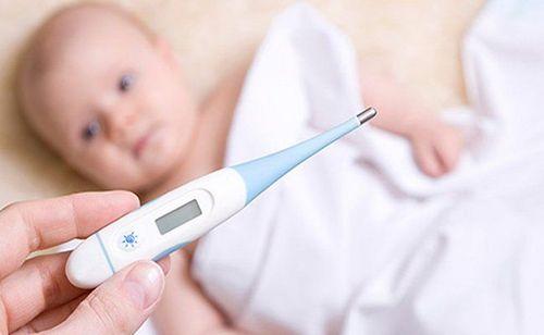 Khi trẻ sốt cao, cha mẹ cần đề phòng co giật ở trẻ