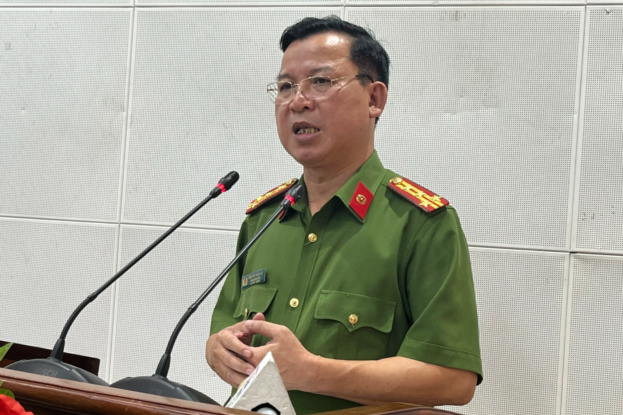 3 phút khống chế, tước hung khí kẻ ngáo đá cầm dao uy hiếp 2 trẻ mầm non - 1