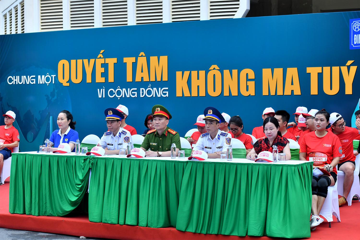 Các đại biểu tham dự khai mạc giải chạy.