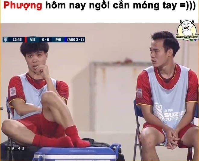 Ảnh chế khoảnh khắc siêu "cute" của Công Phượng đang gây “bão mạng” - 1