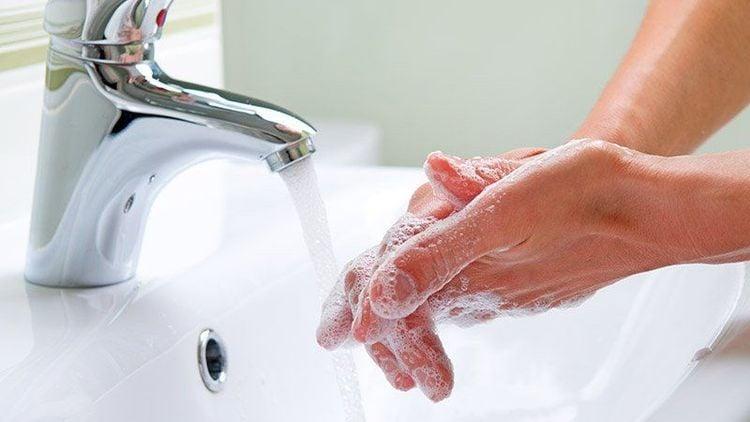 Rửa sạch tay trước khi tiến hành đeo kính áp tròng cho trẻ