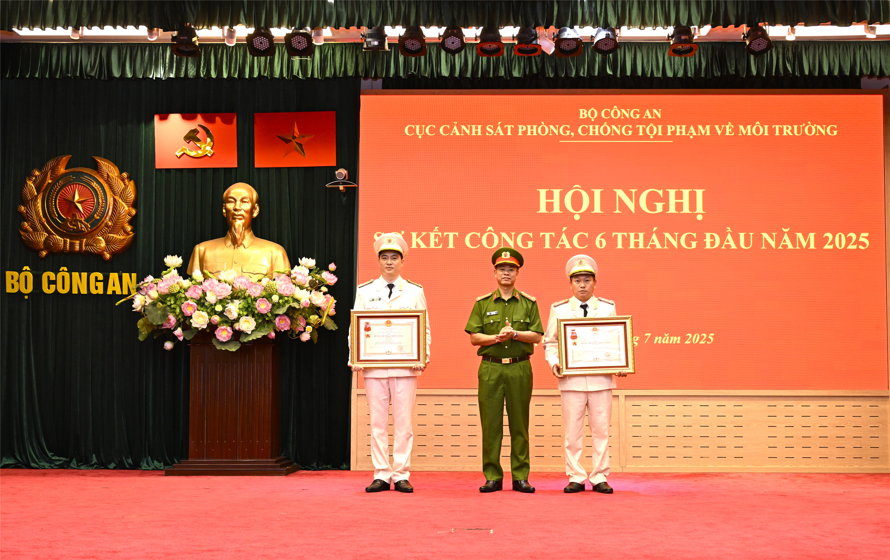 Chủ động trong đấu tranh, xử lý một cách triệt để và hiệu quả đối với tội phạm về môi trường
