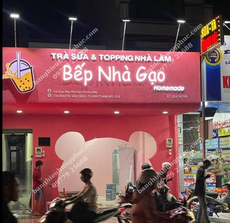 Biển quảng cáo trà sữa chữ nổi mica sáng mặt sơn gai hiệu ứng