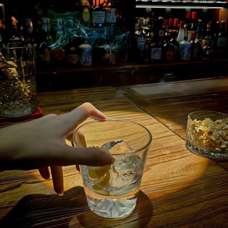 hình ảnh ly rượu trong bar