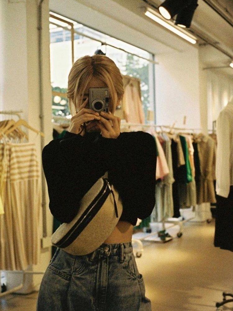 Vì sao nhiều chị em thích chụp ảnh eo thon chụp gương che mặt?