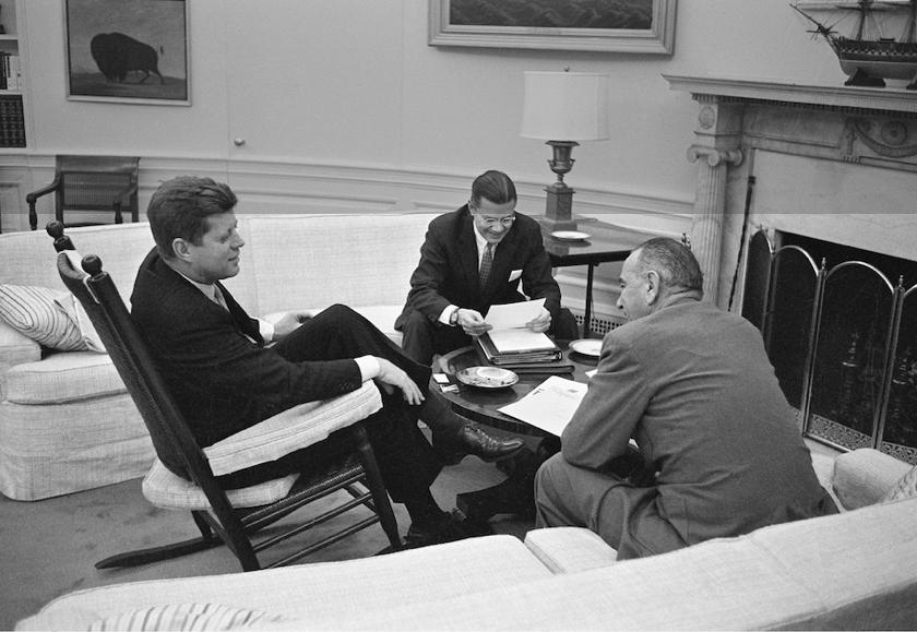 (Từ trái sang) Tổng thống John F. Kennedy, Bộ trưởng Quốc phòng Robert McNamara và Phó Tổng thống Lyndon B. Johnson nói chuyện tại Nhà Trắng vào tháng 3/1961. (Ảnh: AP)