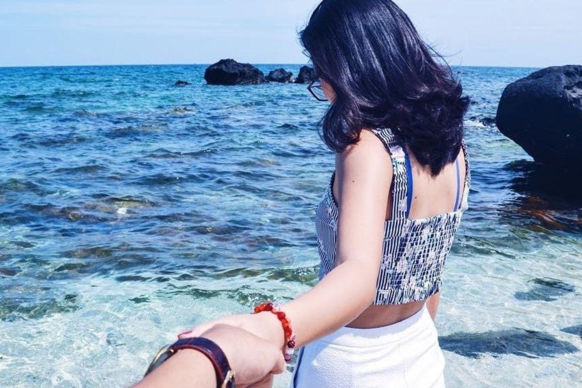 Kiểu tạo dáng chụp ảnh couple đơn giản nhưng không bao giờ lỗi thời là nắm tay nhau đi bất cứ nơi nào bạn thích.