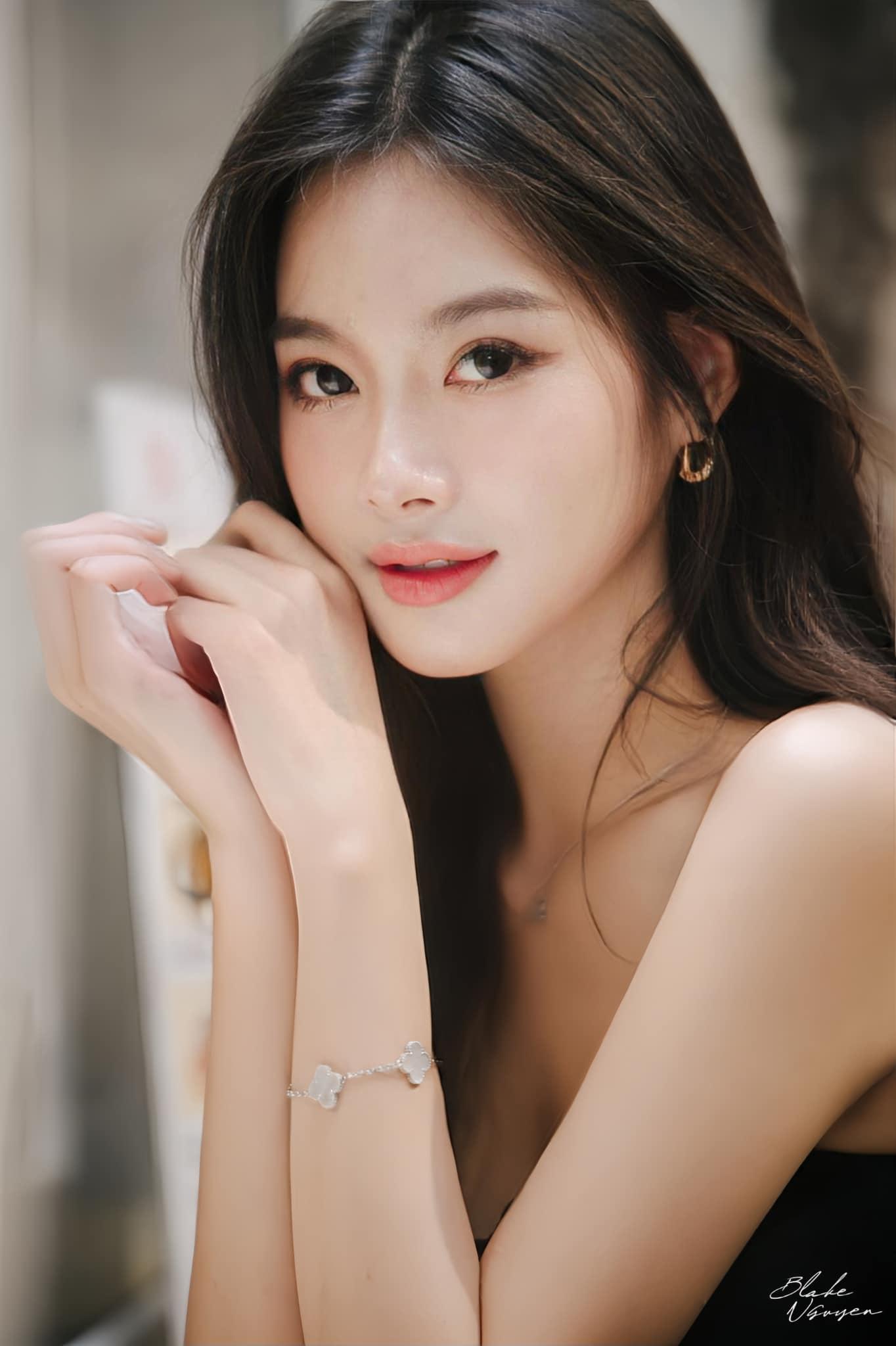 Ảnh Trần Hà Linh rạng rỡ trong từng khung hình