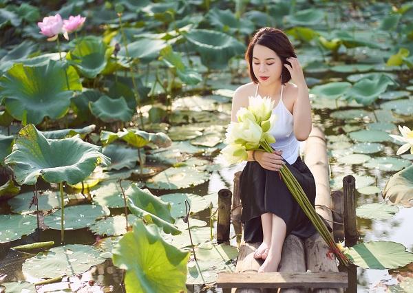 tao-dang-cac-tu-the-chup-anh-voi-hoa-sen