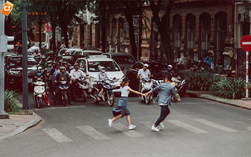 Chụp hình kiểu nắm tay nhau đi khắp nơi