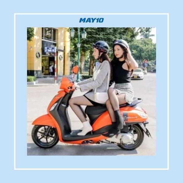 Mặc váy ngồi sau xe máy như thế nào để an toàn, lịch sự và không hở