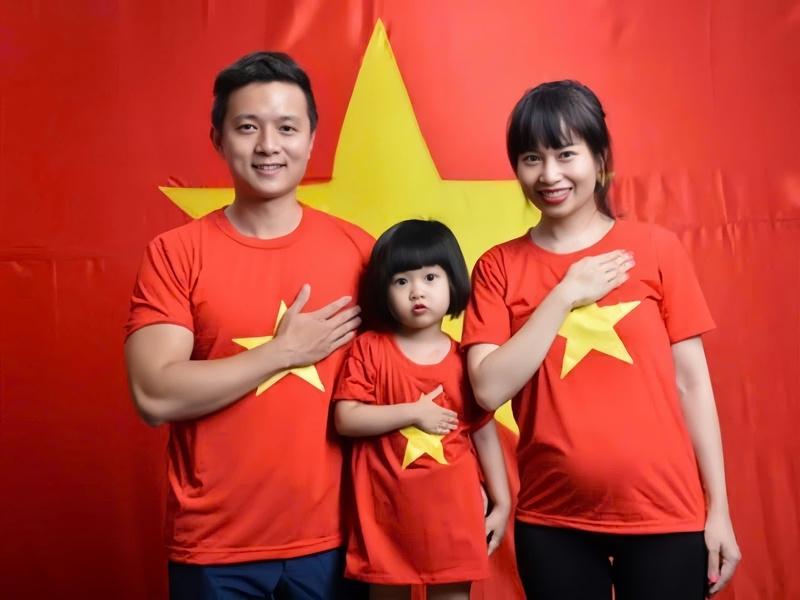 Chụp hình với áo cờ đỏ sao vàng