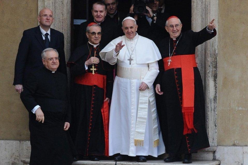 El-papa-Francisco-saluda-a-su-_54368379793_54028874188_960_639