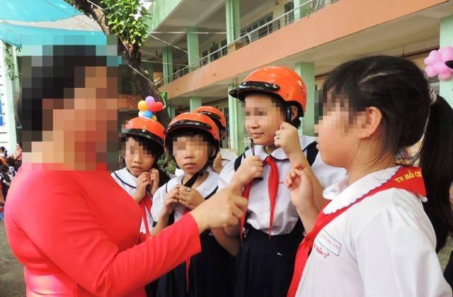 Nhiều giáo viên có thói quen giao tiếp với học trò bằng cái chỉ tay