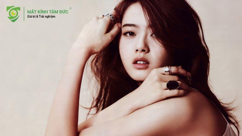 Tướng mắt buồn với phần đuôi mắt cụp xuống, tạo cảm giác trĩu nặng như chất chứa nỗi niềm