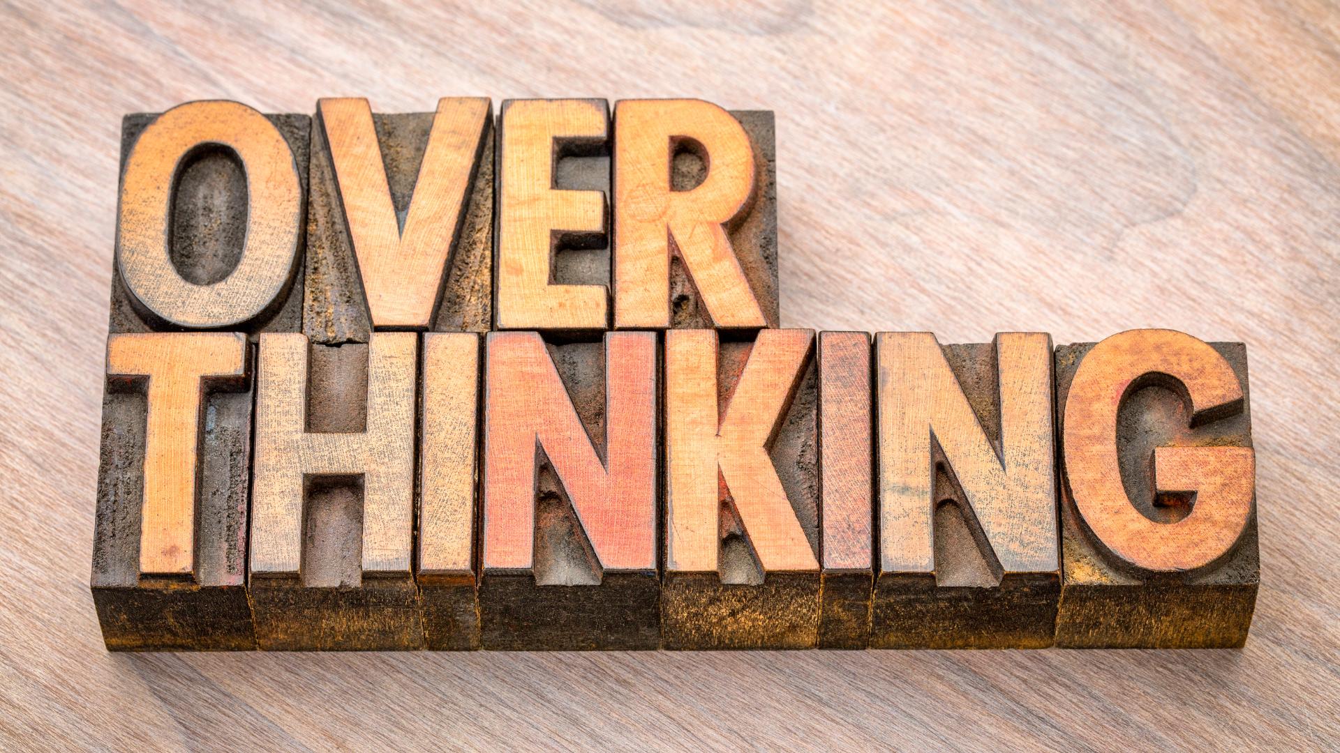 Overthinking là trạng thái bạn suy nghĩ quá nhiều về một vấn đề