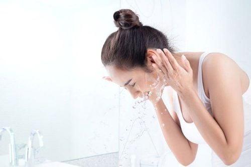 Nên chọn sữa rửa mặt dạng gel hay dạng kem là thắc mắc của nhiều người khi chọn mua sửa rửa mặt