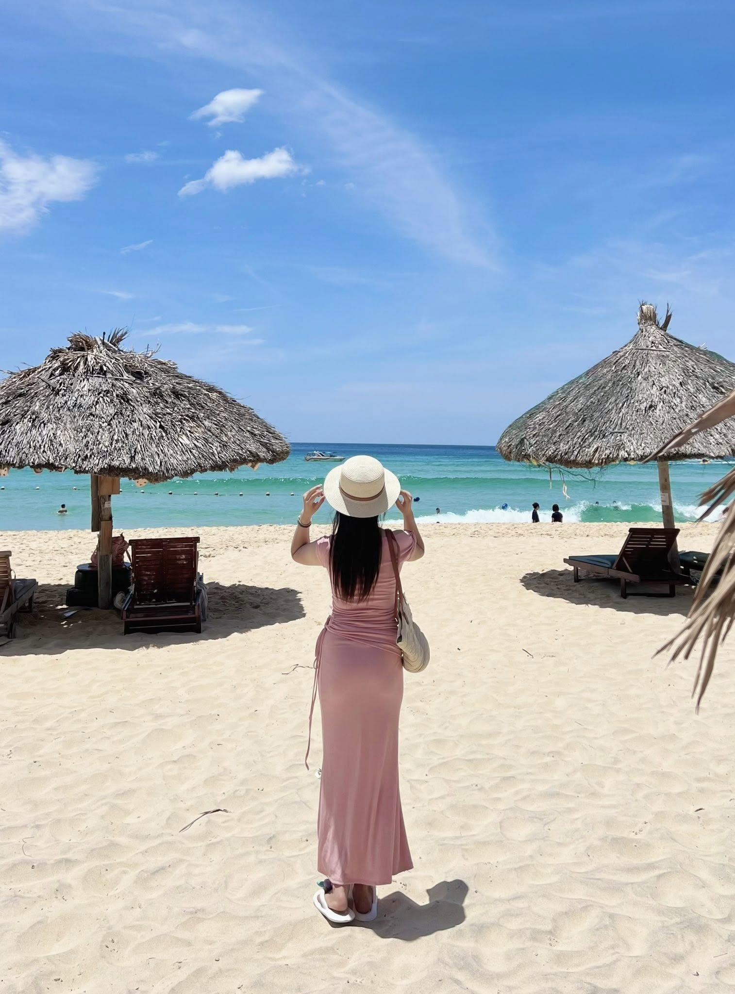 Chụp ảnh với biển