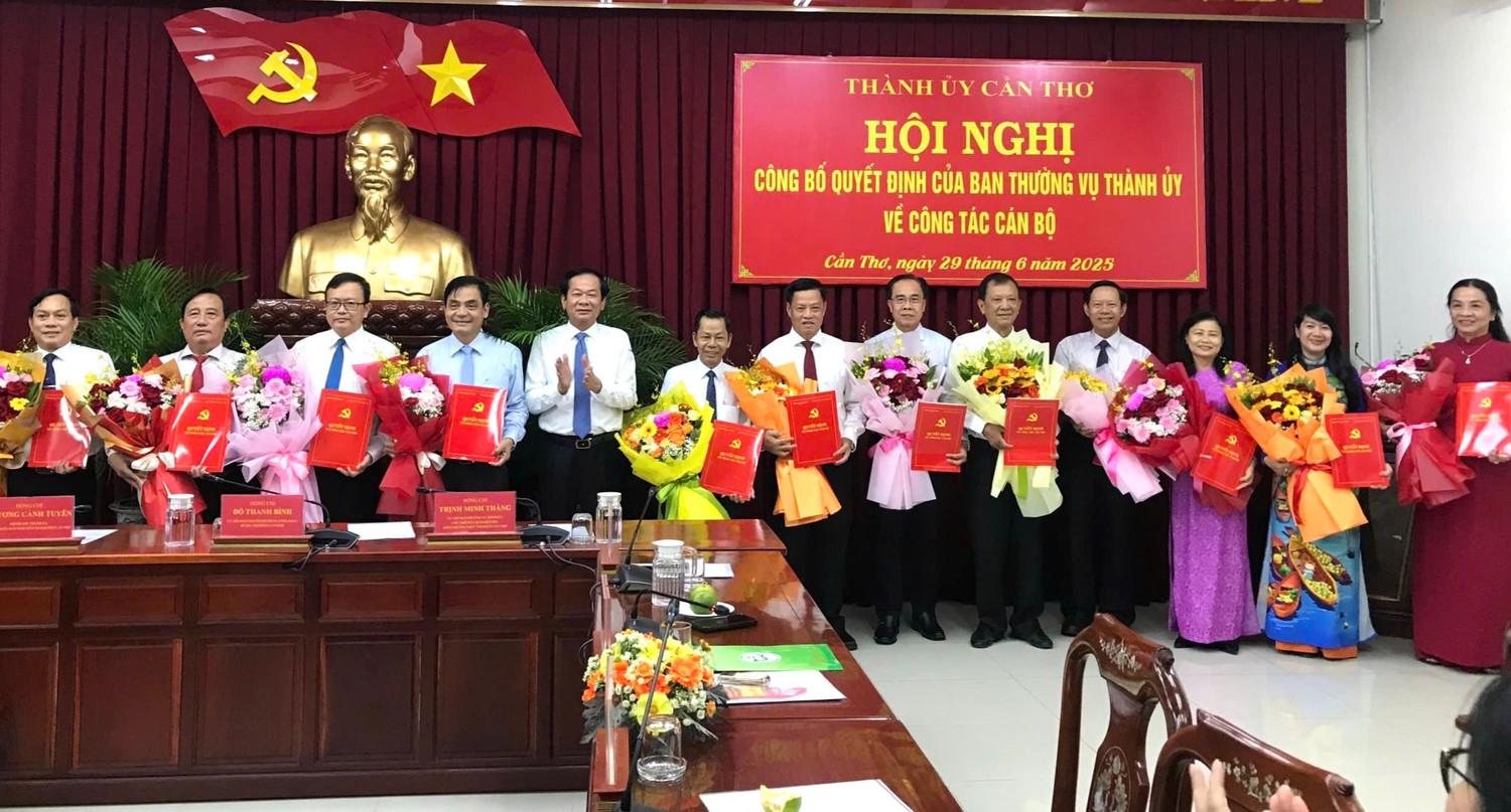 Bí thư Thành ủy Cần Thơ - ông Đỗ Thanh Bình trao quyết định nghỉ hưu trước tuổi cho các cán bộ.