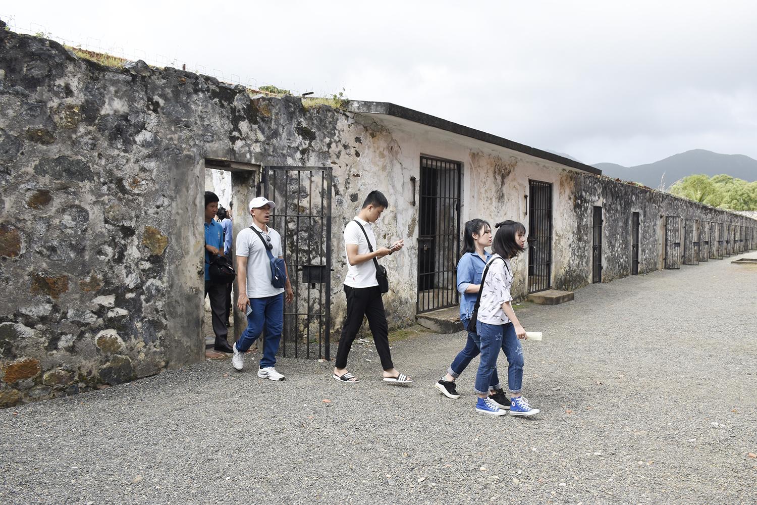 Dãy nhà giam trong Chuồng Cọp Pháp.