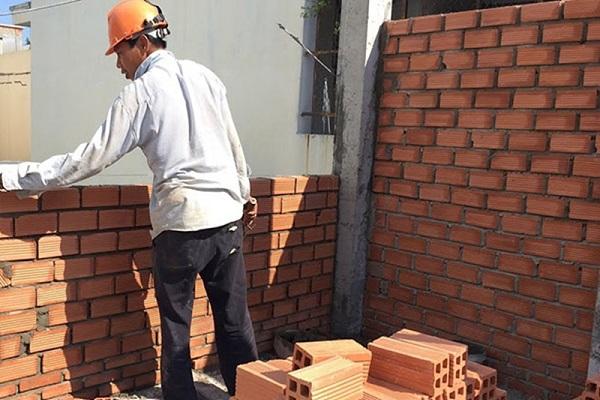 xây tường sát nhà bên cạnh